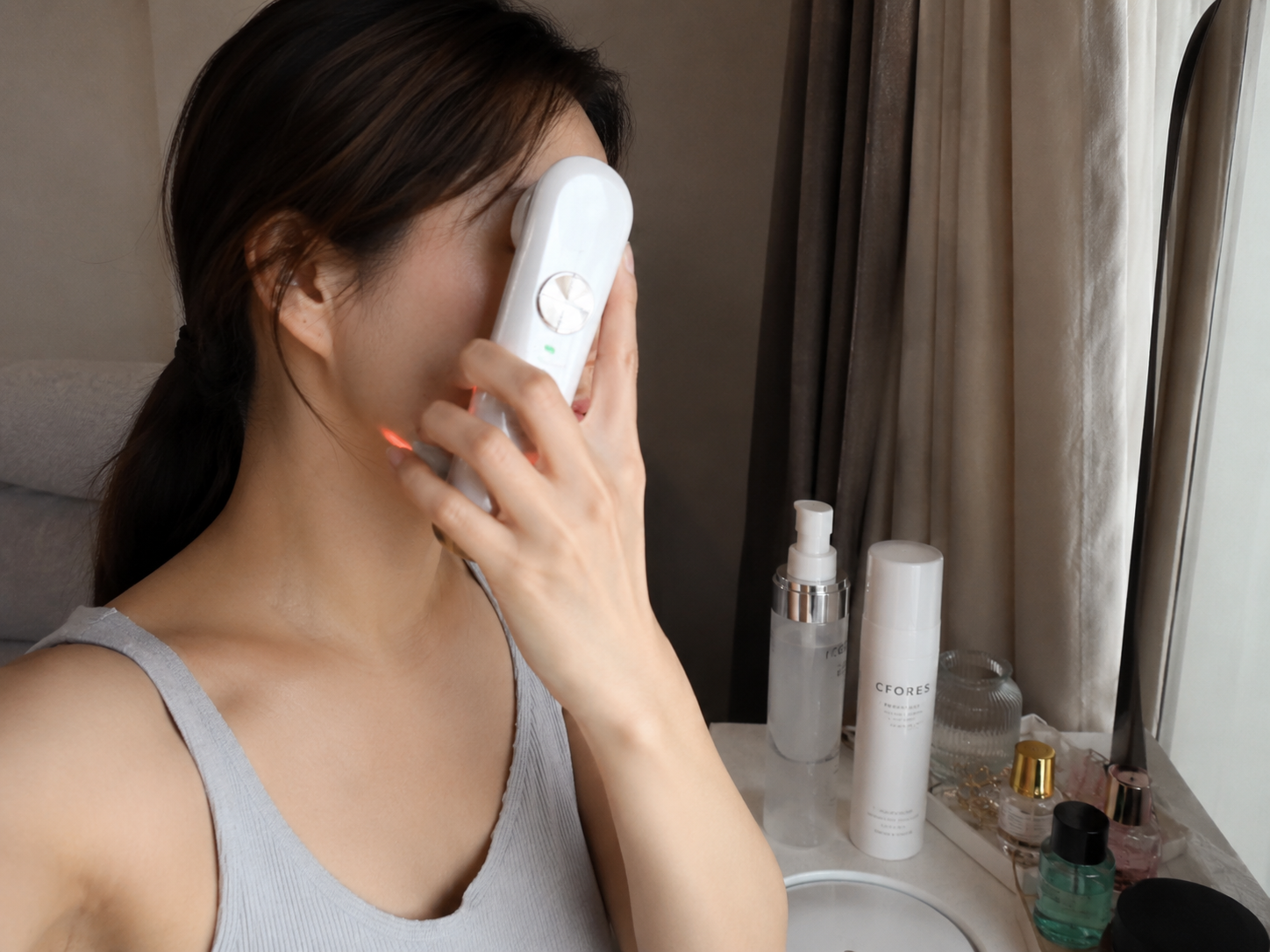 鏡の前でスキンケアをしている女性の様子