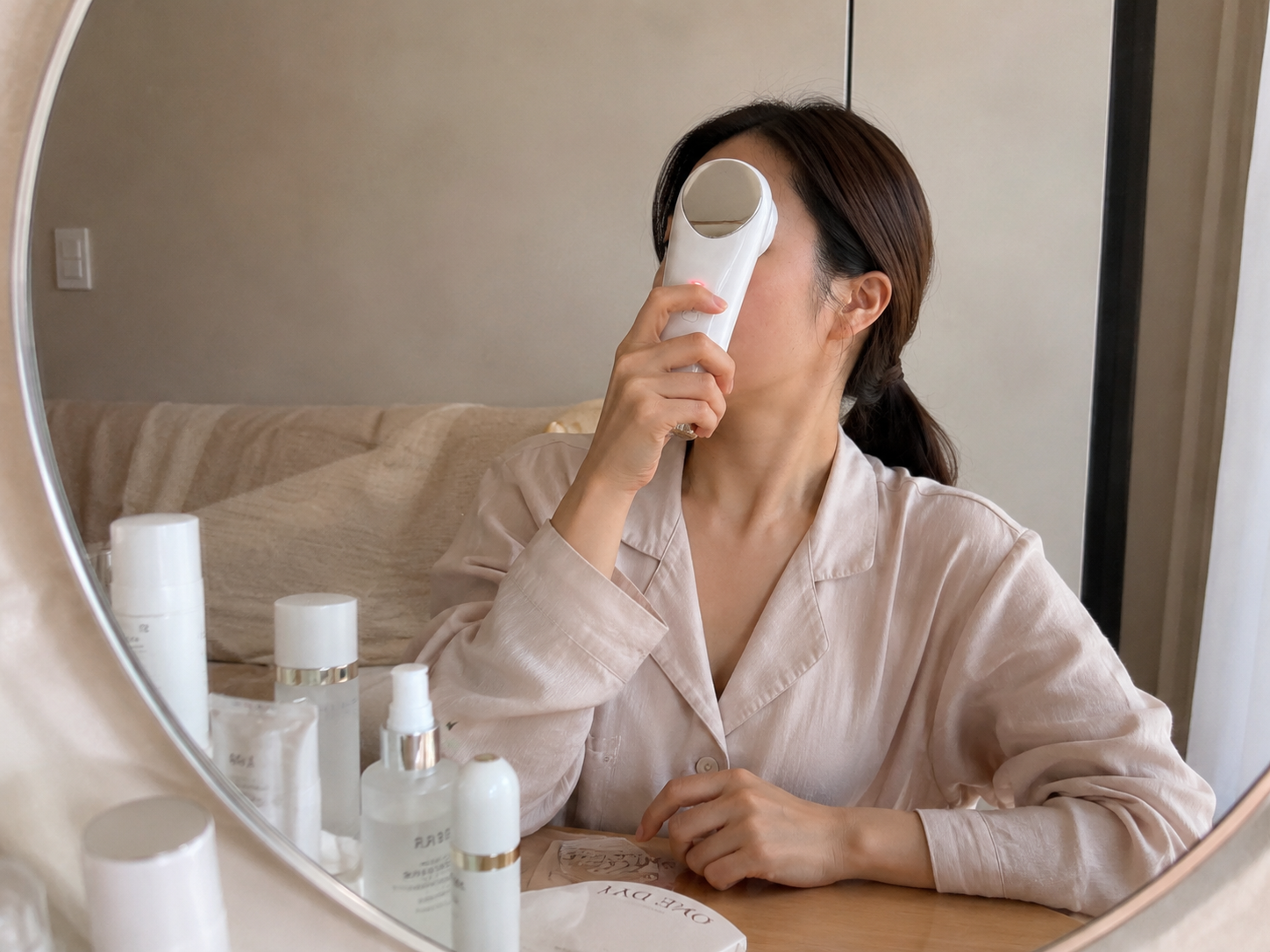 EMS美顔器とRF美顔器を並べた比較イメージ