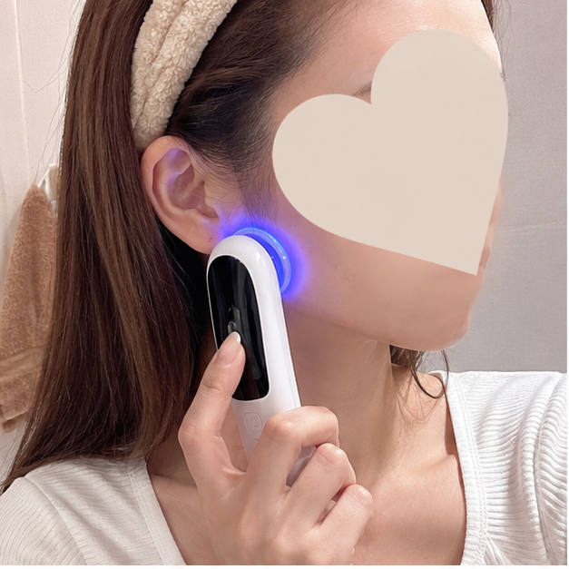 Aimuse 光エステ美顔器を顔に使用している様子