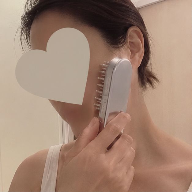 SALONIA EMSリフトブラシを顔に使用している様子