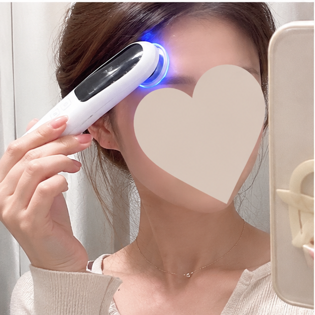 Aimuse 光エステ美顔器 CLEANモード 顔に当てている様子