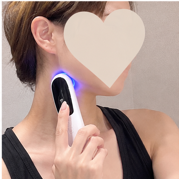 Aimuse 光エステ美顔器 LIFTモード 首元に使用している様子